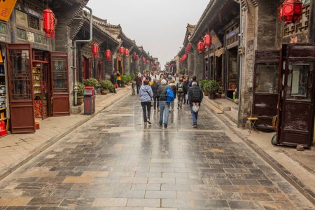 Téléchargez les photos : PINGYAO, CHINE - 20 OCTOBRE 2019 : Des foules dans les rues de la ville antique de Pingayo, en Chine - en image libre de droit