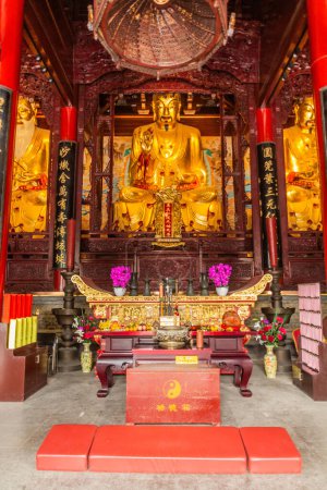 Foto de SUZHOU, CHINA - 26 DE OCTUBRE DE 2019: Esculturas de deidades en el Templo Taoísta del Misterio (Xuanmiao) en Suzhou, provincia de Jiangsu, China - Imagen libre de derechos