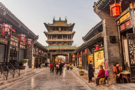 Téléchargez les photos : PINGYAO, CHINE - 20 OCTOBRE 2019 : Vue d'une rue dans la ville antique de Pingayo, Chine - en image libre de droit