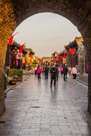 Téléchargez les photos : PINGYAO, CHINE - 20 OCTOBRE 2019 : Rue pavée dans la ville antique de Pingayo, Chine - en image libre de droit
