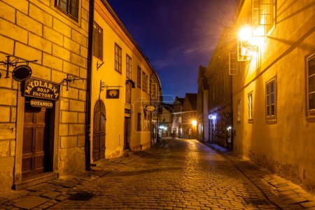 Foto de CESKY KRUMLOV, CZECHIA - 6 de agosto de 2020: Vista nocturna de una calle empedrada en Cesky Krumlov, República Checa - Imagen libre de derechos