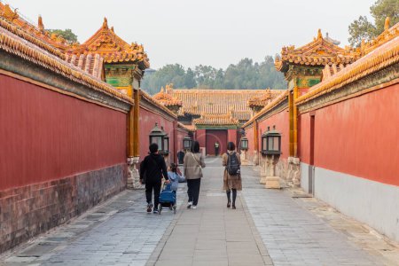 Foto de BEIJING, CHINA - 18 DE OCTUBRE DE 2019: Personas que visitan la Ciudad Prohibida en Beijing, China - Imagen libre de derechos