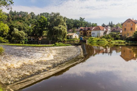 Téléchargez les photos : Pokorny weir à la rivière Luznice dans la ville de Tabor, République tchèque - en image libre de droit