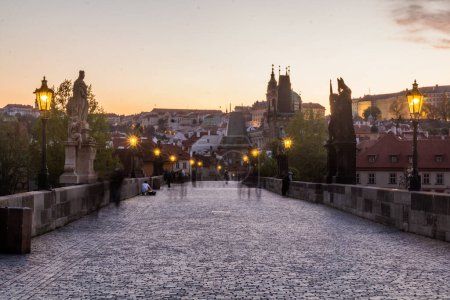 Téléchargez les photos : Soirée au Pont Charles à Prague, République tchèque - en image libre de droit
