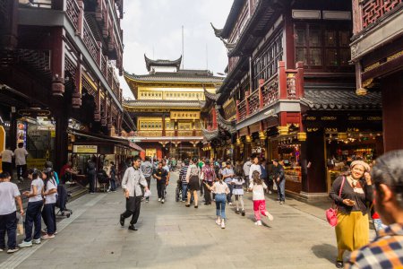 Téléchargez les photos : SHANGHAI, CHINE - 24 OCTOBRE 2019 : Yuyuan Bazaar dans la vieille ville de Shanghai, Chine - en image libre de droit