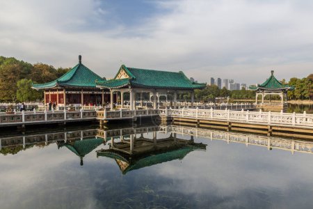 Téléchargez les photos : WUHAN, CHINE - 31 OCTOBRE 2019 : Zone touristique au lac East (Dong) à Wuhan, Chine - en image libre de droit