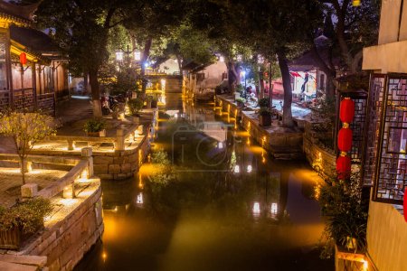 Foto de Vista nocturna de un canal en la ciudad de Luzhi, provincia de Jiangsu, China - Imagen libre de derechos