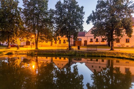 Téléchargez les photos : Étang et maisons traditionnelles de style baroque rural dans le village de Holasovice, République tchèque - en image libre de droit