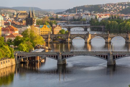 Foto de Vista aérea de los puentes sobre el río Moldava en Praga, República Checa - Imagen libre de derechos