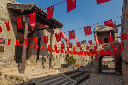 Téléchargez les photos : Allée avec drapeaux chinois dans le village de Zhangbicun, province du Shanxi, Chine - en image libre de droit