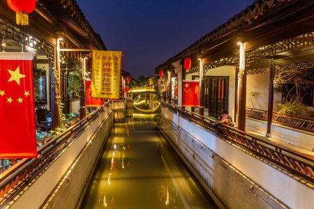 Foto de LUZHI, CHINA - 27 DE OCTUBRE DE 2019: Vista nocturna de un canal en la ciudad de Luzhi, provincia de Jiangsu, China - Imagen libre de derechos
