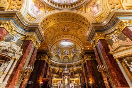 Téléchargez les photos : BUDAPEST, HONGRIE - 8 SEPTEMBRE 2021 : Intérieur de la basilique Saint-Étienne à Budapest, Hongrie - en image libre de droit
