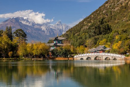 Téléchargez les photos : Montagne de neige Jade Dragon derrière la piscine Black Dragon à Lijiang, province du Yunnan, Chine - en image libre de droit