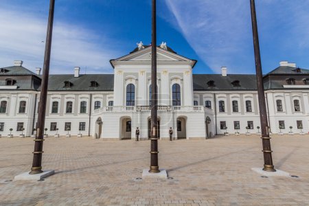 Foto de BRATISLAVA, ESLOVAQUIA - 7 DE SEPTIEMBRE DE 2021: Grasalkovicov palac, sede del presidente, en Bratislava, Eslovaquia - Imagen libre de derechos