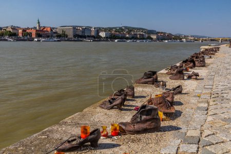 Foto de BUDAPEST, HUNGRÍA - 8 de septiembre de 2021: Zapatos en el memorial del Banco del Danubio en Budapest, Hungría - Imagen libre de derechos