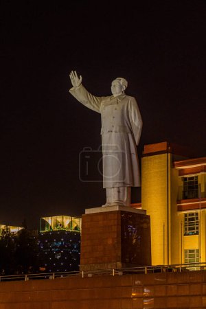 Téléchargez les photos : CHENGDU, CHINE - 1er NOVEMBRE 2019 : Statue du président Mao sur la place Tianfu à Chengdu, Chine - en image libre de droit