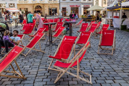 Foto de OLOMOUC, CZECHIA - 10 de septiembre de 2021: Asientos en la plaza Horni namesti en Olomouc, República Checa - Imagen libre de derechos