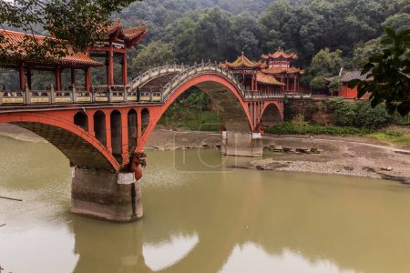 Téléchargez les photos : Pont à pied près de la région pittoresque du Bouddha géant à Leshan, province du Sichuan, Chine - en image libre de droit