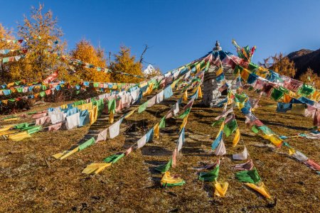 Foto de Stupa con banderas de oración en el valle de Haizi cerca de la montaña Siguniang en la provincia de Sichuan, China - Imagen libre de derechos