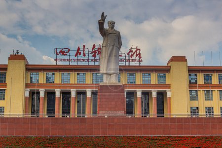 Téléchargez les photos : CHENGDU, CHINE - 1er NOVEMBRE 2019 : Statue du président Mao sur la place Tianfu à Chengdu, Chine - en image libre de droit