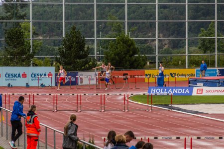 Téléchargez les photos : PLZEN, CZECHIE - 28 AOÛT 2021 : Les coureurs d'obstacles aux Championnats tchèques d'athlétisme des moins de 22 ans au Stade d'athlétisme de Plzen (Pilsen), République tchèque - en image libre de droit