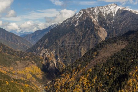 Téléchargez les photos : Vallée de la rivière Pitiao dans la province du Sichuan, Chine - en image libre de droit