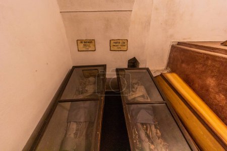 Téléchargez les photos : BRNO, CZECHIE - 6 SEPTEMBRE 2021 : Les momies dans la crypte des capucins à Brno, République tchèque - en image libre de droit