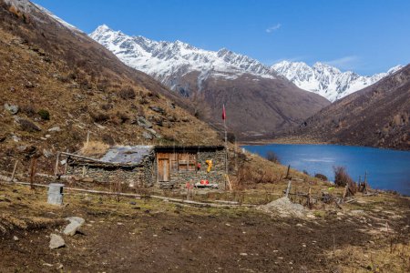 Foto de Cabaña cerca del lago Dahaizi en el valle Haizi cerca de la montaña Siguniang en la provincia de Sichuan, China - Imagen libre de derechos