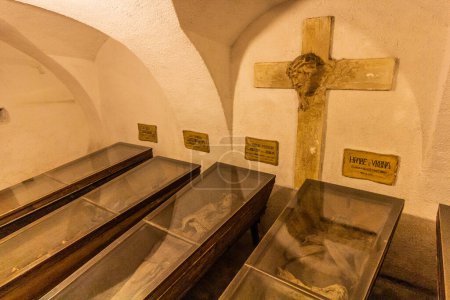 Foto de BRNO, CZECHIA - 6 de septiembre de 2021: Momias en la cripta capuchina en Brno, República Checa - Imagen libre de derechos