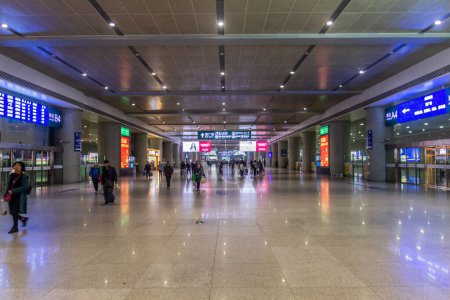 Téléchargez les photos : CHENGDU, CHINE - 6 NOVEMBRE 2019 : Station de métro de Chengdu East (Chengdudong) à Chengdu, Chine - en image libre de droit