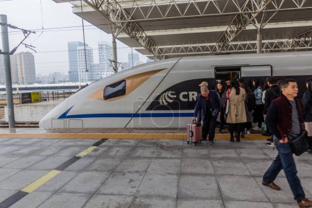 Téléchargez les photos : CHENGDU, CHINE - 6 NOVEMBRE 2019 : Train à la gare de Chengdu East (Chengdudong) à Chengdu, Chine - en image libre de droit