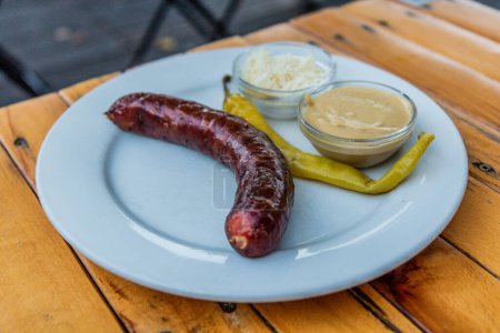 Téléchargez les photos : Collation tchèque typique - saucisse à la moutarde et au raifort - en image libre de droit