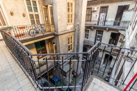 Téléchargez les photos : Cour intérieure d'une maison résidentielle dans le centre de Budapest, Hongrie - en image libre de droit