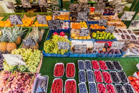 Téléchargez les photos : Divers fruits à vendre au marché Naschmarkt à Vienne, Autriche - en image libre de droit