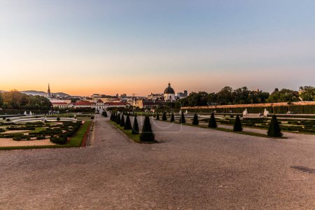 Téléchargez les photos : Vue en soirée du jardin du palais Belvédère à Vienne, Autriche - en image libre de droit