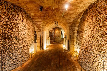 Téléchargez les photos : BRNO, CZECHIE - 7 SEPTEMBRE 2021 : ossuaire souterrain sous l'église Saint-Jacques à Brno, République tchèque - en image libre de droit