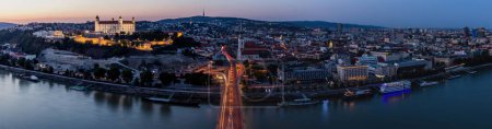 Téléchargez les photos : Panorama du château et de la vieille ville de Bratislava, capitale de la Slovaquie - en image libre de droit