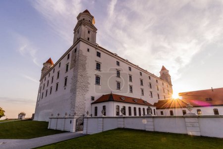 Téléchargez les photos : Coucher de soleil sur le château de Bratislava, Slovaquie - en image libre de droit