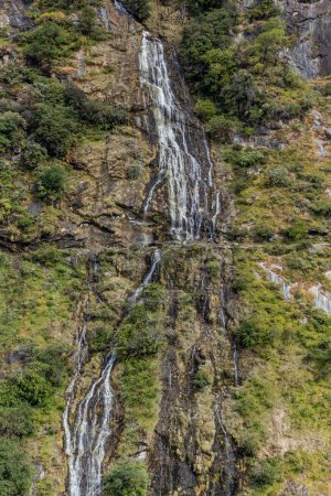 Téléchargez les photos : Cascade à Tiger Leaping Gorge, province du Yunnan, Chine - en image libre de droit