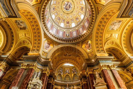 Téléchargez les photos : BUDAPEST, HONGRIE - 8 SEPTEMBRE 2021 : Intérieur de la basilique Saint-Étienne à Budapest, Hongrie - en image libre de droit