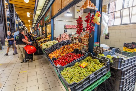 Foto de BUDAPEST, HUNGRÍA - 8 de septiembre de 2021: Puesto de frutas y hortalizas en el Gran Mercado de Budapest, Hungría - Imagen libre de derechos