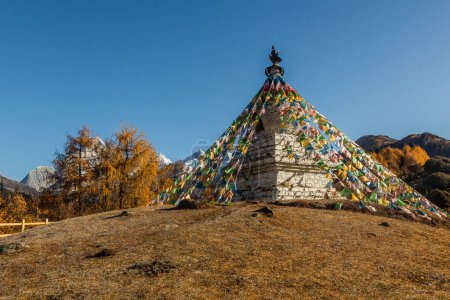 Téléchargez les photos : Stupa avec drapeaux de prière dans la vallée de Haizi près de la montagne Siguniang dans la province du Sichuan, Chine - en image libre de droit