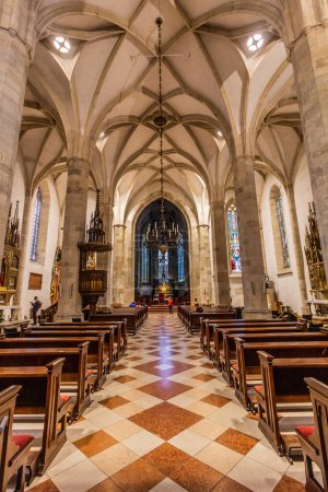Foto de BRATISLAVA, ESLOVAQUIA - 7 DE SEPTIEMBRE DE 2021: Catedral de San Martín en Bratislava, Eslovaquia - Imagen libre de derechos