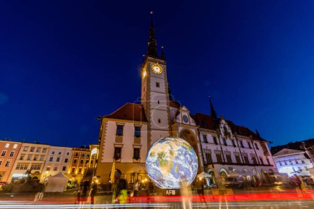 Téléchargez les photos : OLOMOUC, CZECHIE - 10 SEPTEMBRE 2021 : Modèle de la planète Terre sur la place Horni namesti avec la mairie d'Olomouc, République tchèque - en image libre de droit