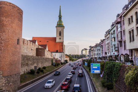 Foto de BRATISLAVA, ESLOVAQUIA - 7 DE SEPTIEMBRE DE 2021: Calle Staromestska con la Catedral de San Martín en Bratislava, Eslovaquia - Imagen libre de derechos