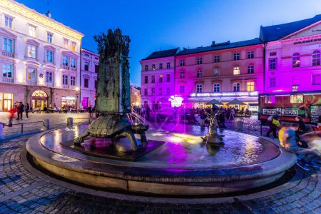 Foto de OLOMOUC, CZECHIA - 10 de septiembre de 2021: Fuente Arion en la plaza Horni namesti en Olomouc, República Checa - Imagen libre de derechos