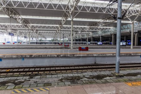 Téléchargez les photos : CHENGDU, CHINE - 6 NOVEMBRE 2019 : Plateformes de la gare de Chengdu East (Chengdudong) à Chengdu, Chine - en image libre de droit