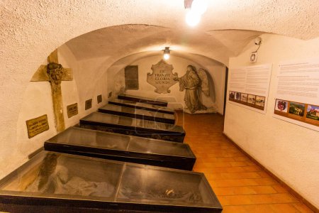 Téléchargez les photos : BRNO, CZECHIE - 6 SEPTEMBRE 2021 : Les momies dans la crypte des capucins à Brno, République tchèque - en image libre de droit