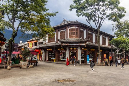 Téléchargez les photos : DALI, CHINE - 11 NOVEMBRE 2019 : Rue piétonne dans la ville antique de Dali, province du Yunnan, Chine - en image libre de droit