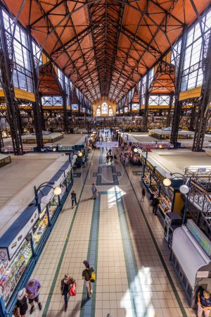 Foto de BUDAPEST, HUNGRÍA - 8 de septiembre de 2021: Interior del Gran Mercado de Budapest, Hungría - Imagen libre de derechos